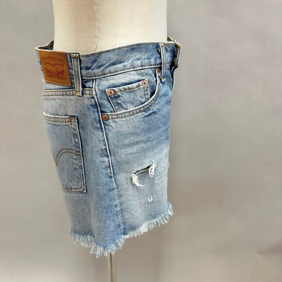 LEVI'S High Rise Wedgie Distressed Denim Cutoff Short in light wash size 29 - Picture 5 of 15